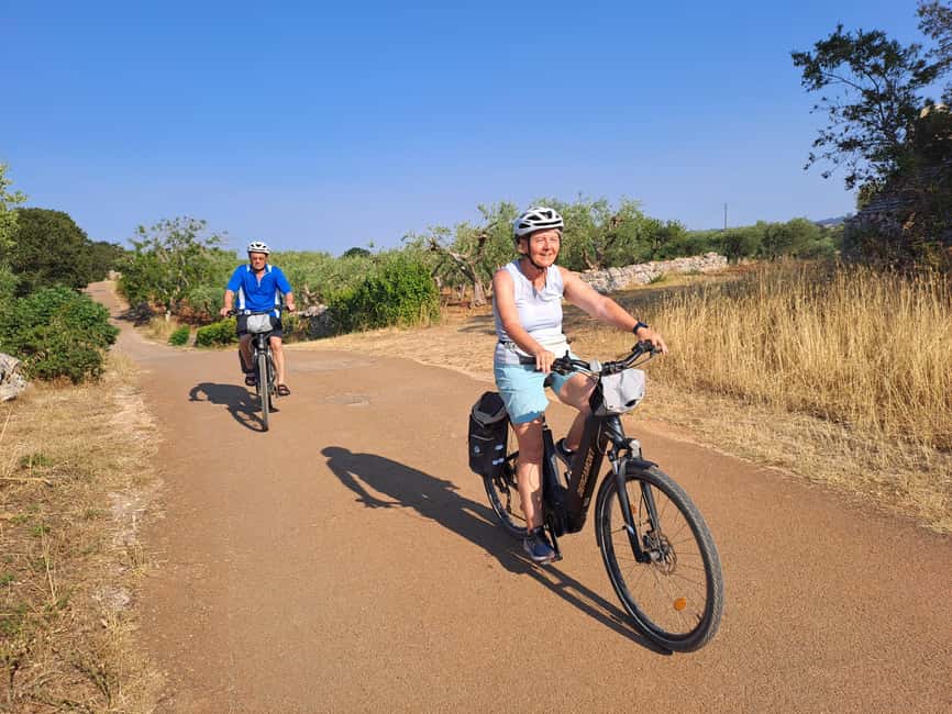 Alberobello: Guided e-bike tour + mill & donkey farm - Meeting the donkeys up close