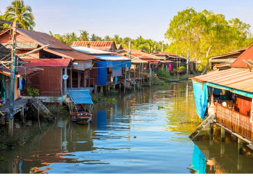 Bangkok: Private Floating & Railway Markets with Farm Visits - Crowds, cleanliness, and the question of authenticity
