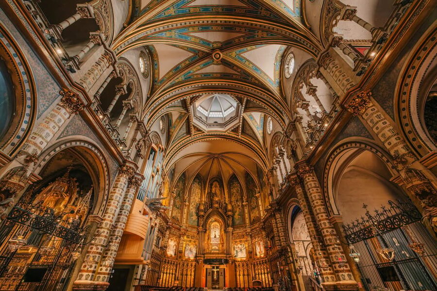 Barcelona: Montserrat Visit & Lunch at Farmhouse Small Group - Why Montserrat is one of Barcelona’s best day trips