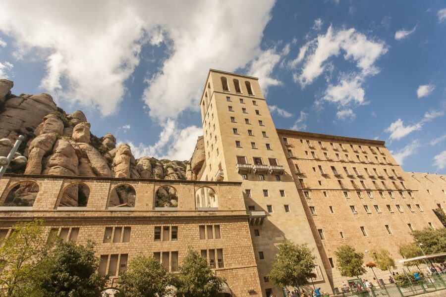 Barcelona: Montserrat with Winery Visit and Farmhouse Lunch - Why this combination works so well