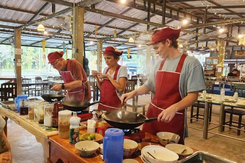 Chiang Rai:Lanna Home Cooking Class at Give Green Farm House - Start at a local Chiang Rai market