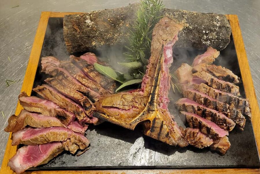 Communal dinner in an ancient Tuscan farmhouse - What reaches the table