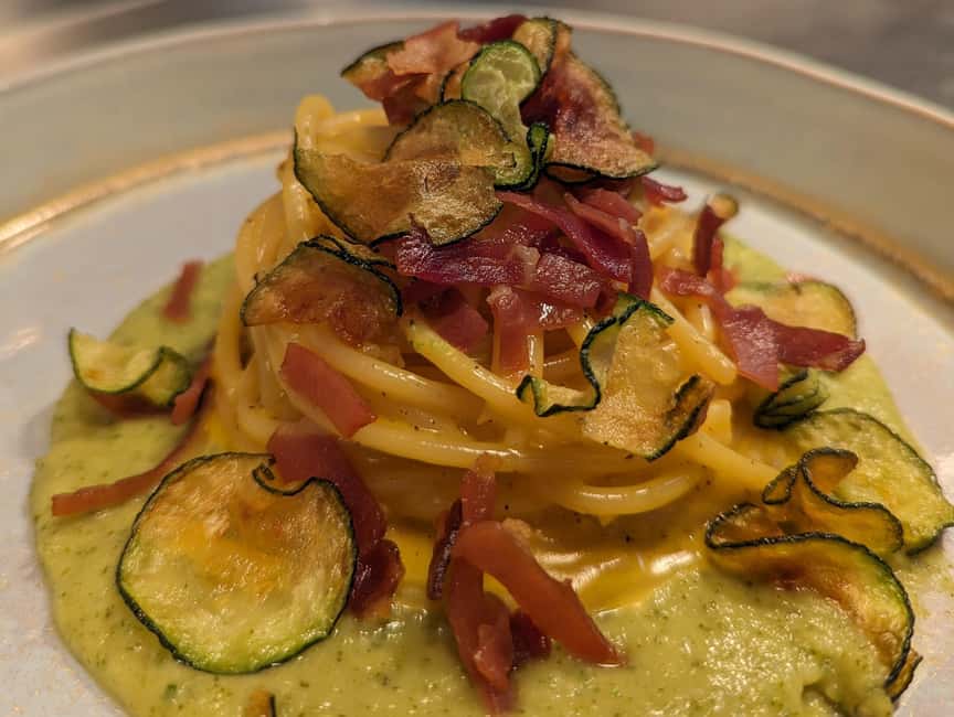 Communal dinner in an ancient Tuscan farmhouse - How the communal format really works