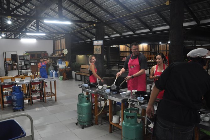 Evening Cooking Class in Organic Farm with Local Market Tour - Why this Chiang Mai cooking class works well