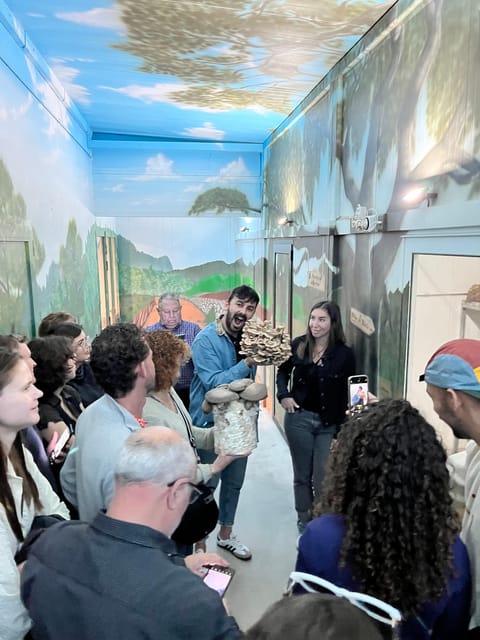 GUIDED TOUR + TASTE IN A MUSHROOM FARM - The guide makes a real difference