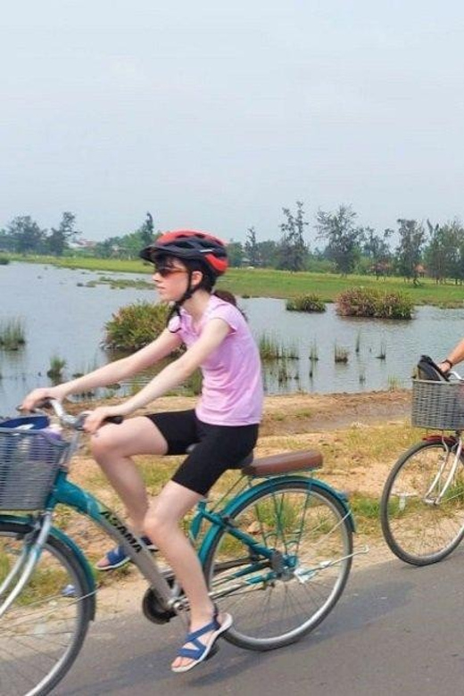 Hoi An : Eco Farming Bicycle Tour and Basket Boat Ride - Trying traditional fishing by hand