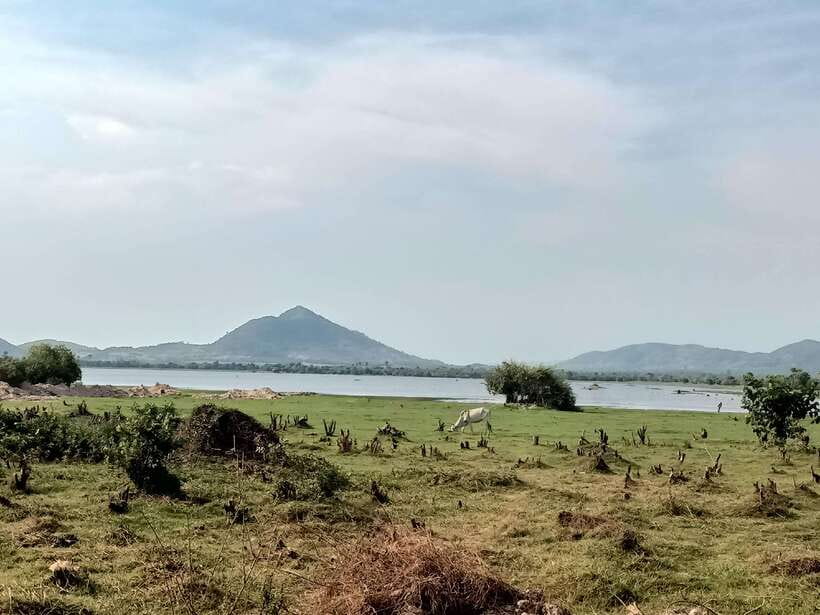 Kampot: Full-day Countryside Tour with Pepper Farm and Kep - Kep Crab Market, old buildings, and the beach