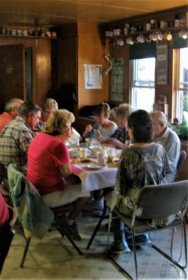 Lancaster County: Amish Farmlands Tour & Family-Style Dinner - The roadside quilt or craft shop stop