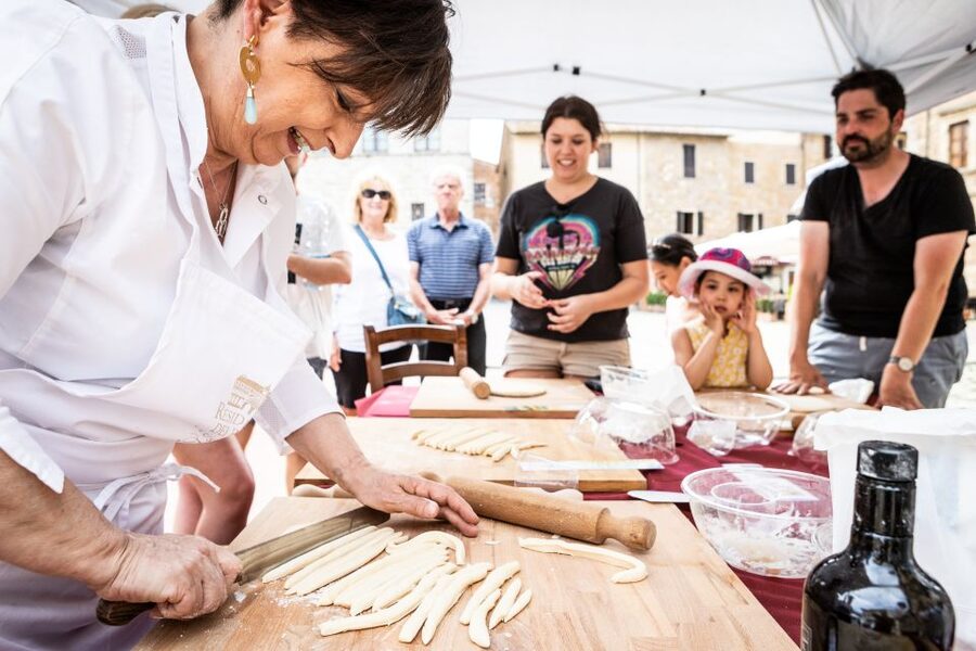 Montepulciano: Italian Cooking Class at a Tuscan Farm - A Tuscan meal that begins with flour and water