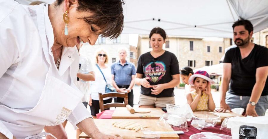 Montepulciano: Italian Cooking Class at a Tuscan Farm - Starting with bruschetta and Tuscan olive oil