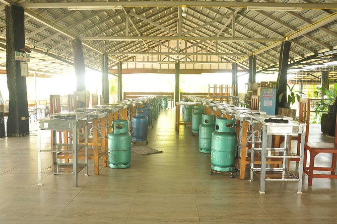 Morning Cooking Class in Organic Farm with Local Market Tour - Somphet Market in 30 minutes