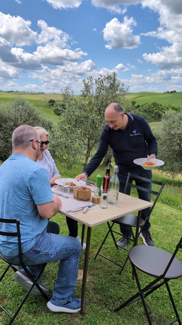 Pienza: Sheep and Chickens Tour w/Gourmet Lunch at Farmhouse - Arriving at the historic farmhouse above Val d’Orcia