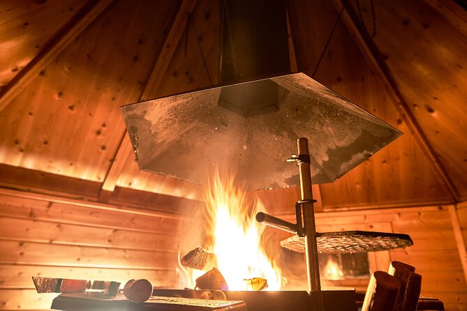 ROVANIEMI: Reindeer Farm Visit and Walking - Warming up beside the fire