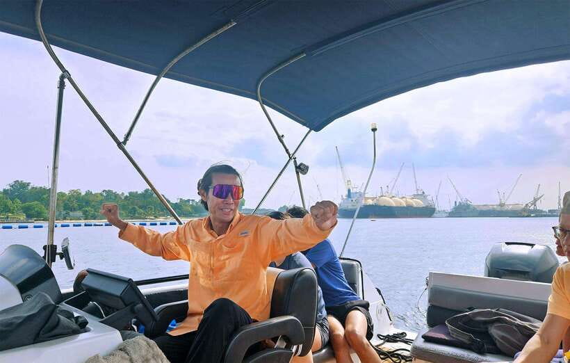 Singapore: Guided Boat Tour and Kelong Fish Farm Visit - Life on a floating kelong fish farm