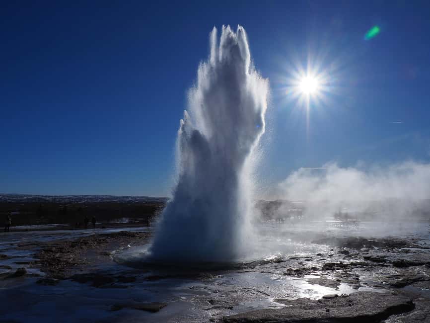Small Group Golden Circle Tour w/ Kerid & Tomato Farm Visit - Þingvellir: geology and Icelandic government in one stop