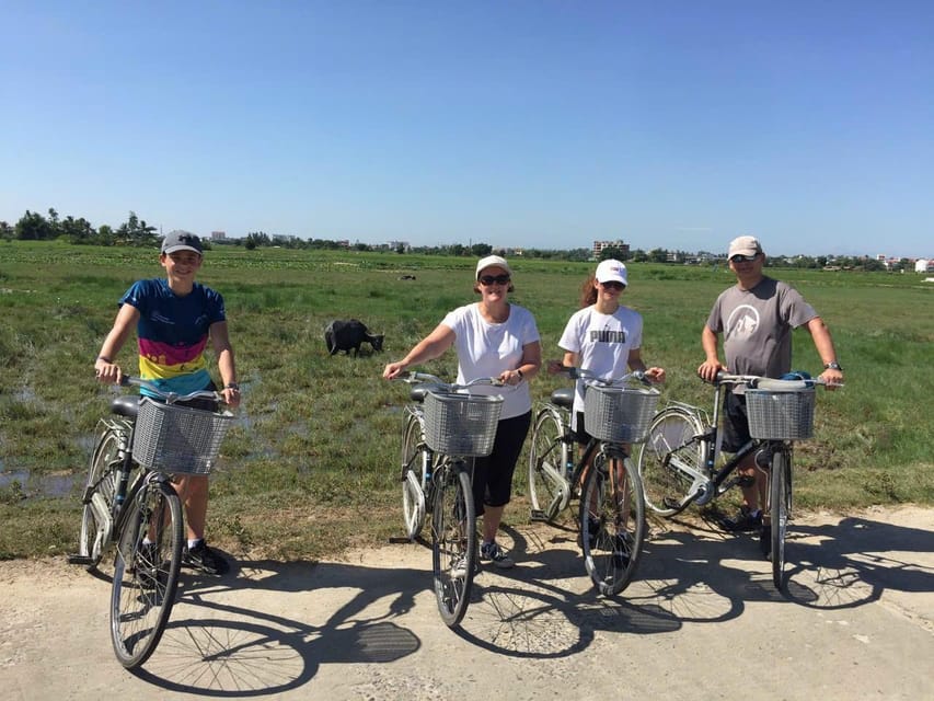 Tra Que Village Vegetable Farm Experience by Bike - What the guide adds to the morning