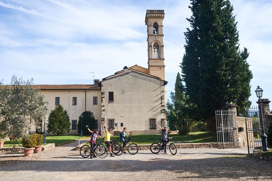Tuscany Hills Bike Tour with Lunch at farm and Wine Tasting - A 2.5-hour farm lunch in Chianti