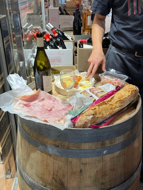 Versailles: Local & small-group Farmers' Market Food Tour - Matching the wine to the cheese