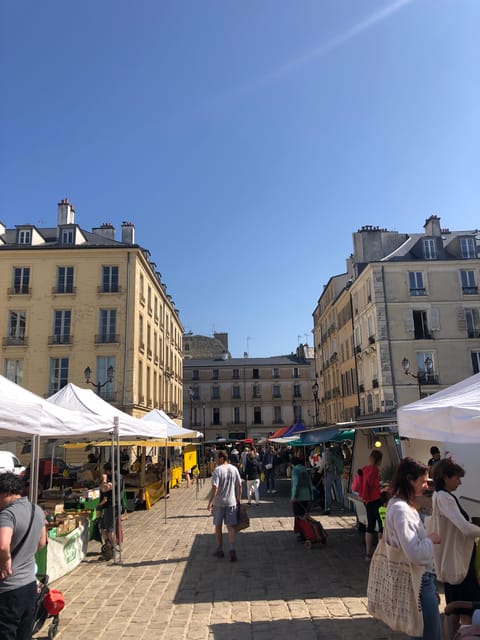 Versailles: Local & small-group Farmers' Market Food Tour - Sampling seasonal fruit at the Versailles market
