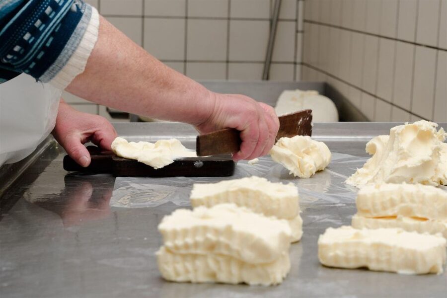 Vico Equense: Tour in the dairy "Mozzarella Experience" - The spinning room and the art of fior di latte