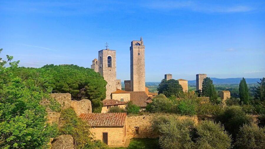 Visit Siena and San Gimignano with lunch at a family farm - A final Chianti photo stop