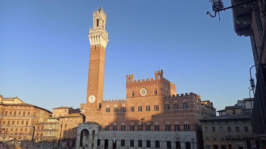 Visit Siena and San Gimignano with lunch at a family farm - What to know before you book