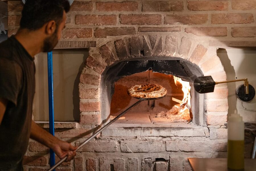 Volterra: Pizza Cooking Class in a tuscan farmhouse - Choosing toppings and eating from the wood-burning oven