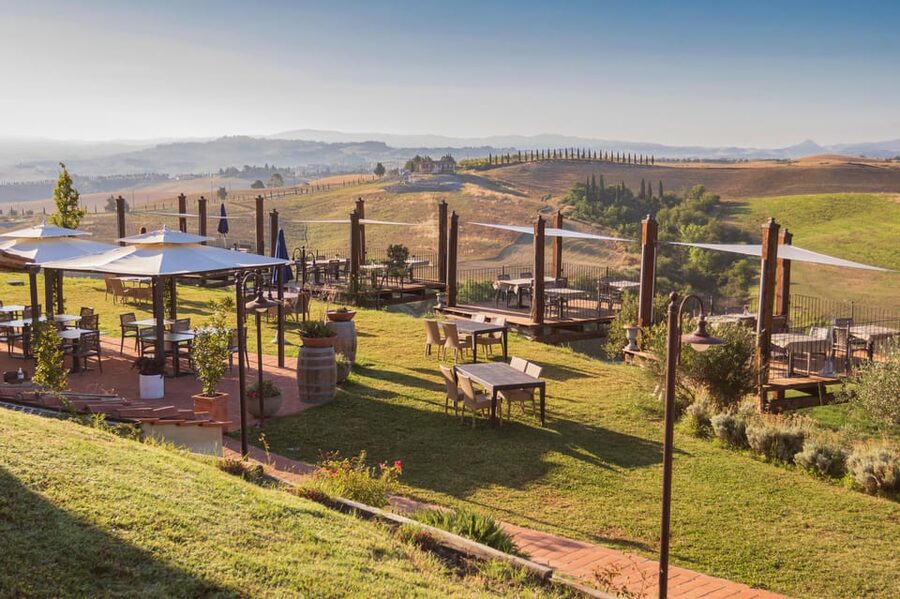 Volterra: Pizza Cooking Class in a tuscan farmhouse - Eating with a view over the hills